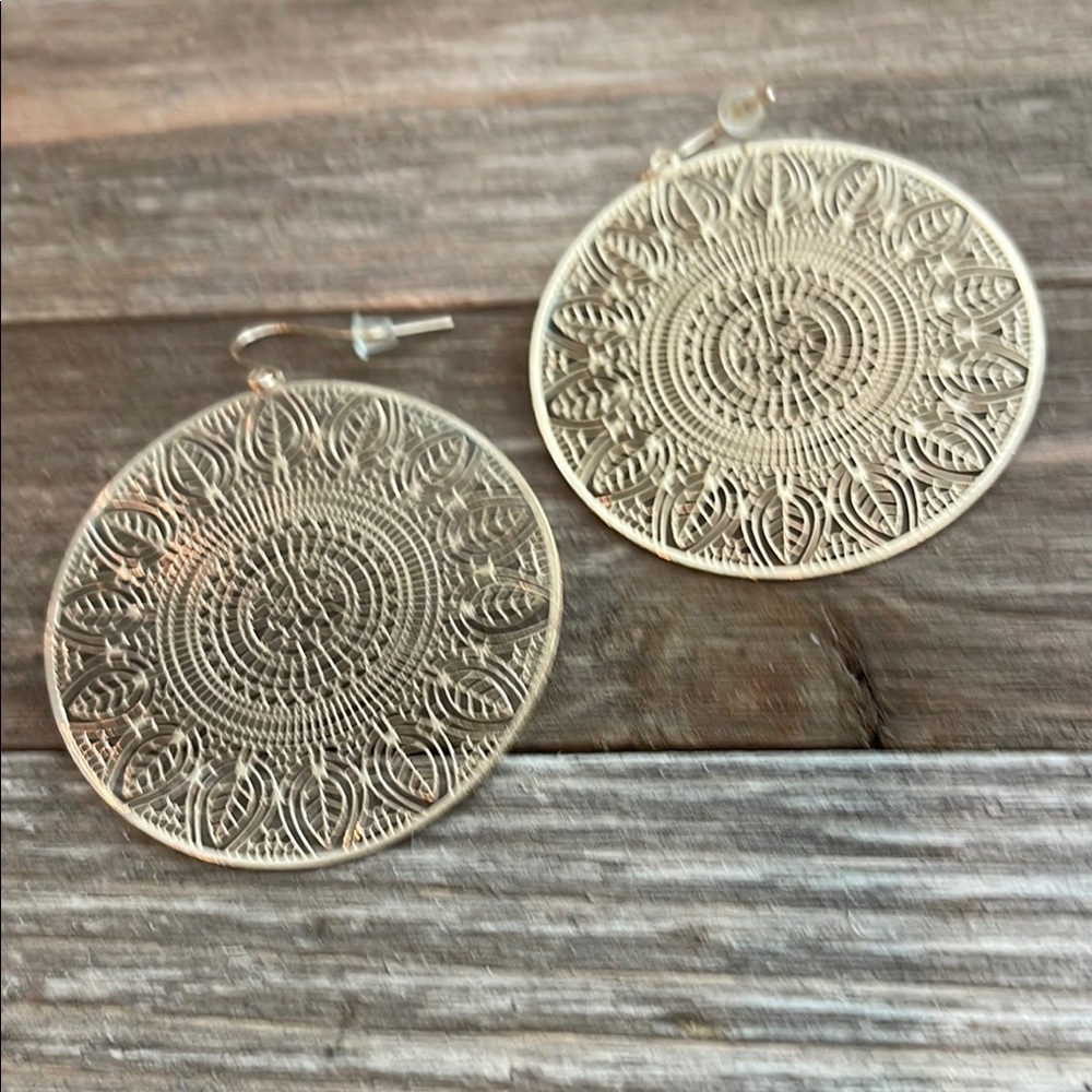❄️ Plunder Intricate Silver Mandala Earrings - Picture 8 of 10